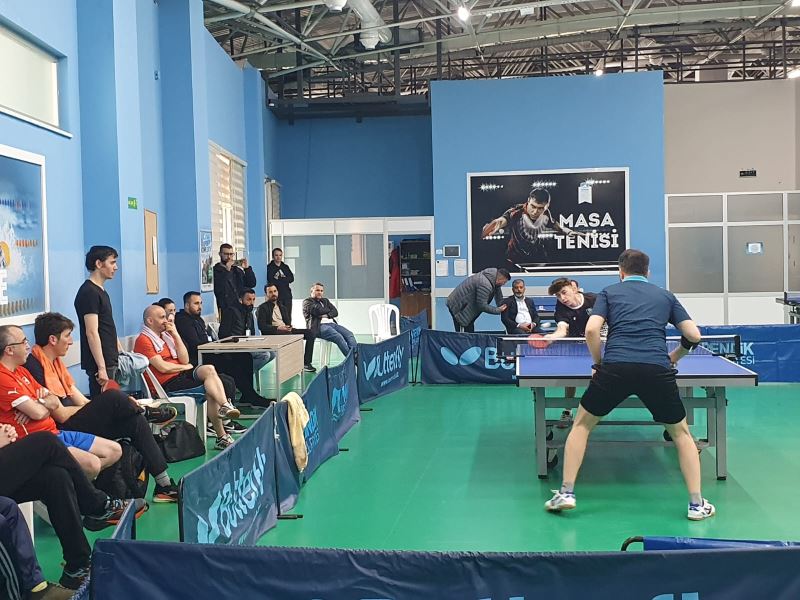 Her yaştan sporcu “Masa Tenisi Turnuvası”nda şampiyonluk için yarıştı