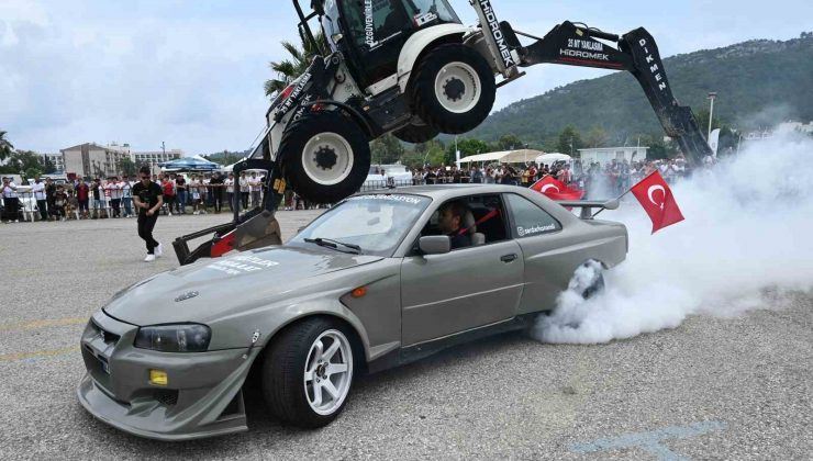 ‘KEMER OTOMOBİL FESTİVALİ’ RENKLİ GÖRÜNTÜLERE SAHNE OLDU