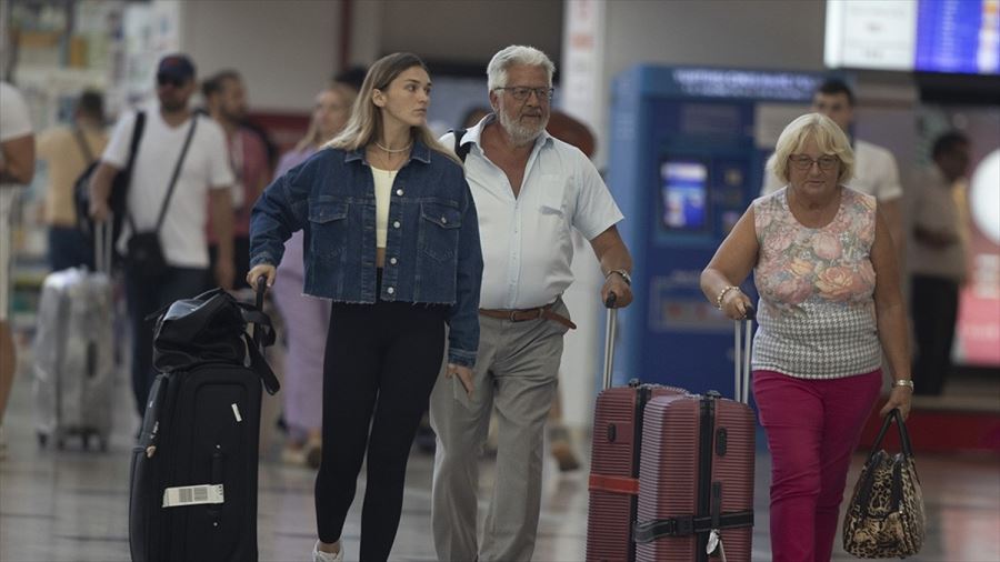 VE ANTALYA HAVA YOLUYLA GELEN TURİST SAYISINDA 4 MİLYONU GEÇTİ