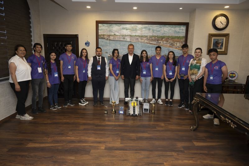 Başkan Seçer, Büyükşehir’in Başarılı Robotıcs Takımı İle Bir Araya Geldi