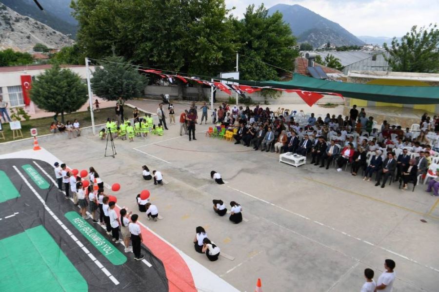‘TRAFİKTE PARLAYAN YILDIZLAR’ PROJESİ UYGULAMALI OLARAK ANLATILDI