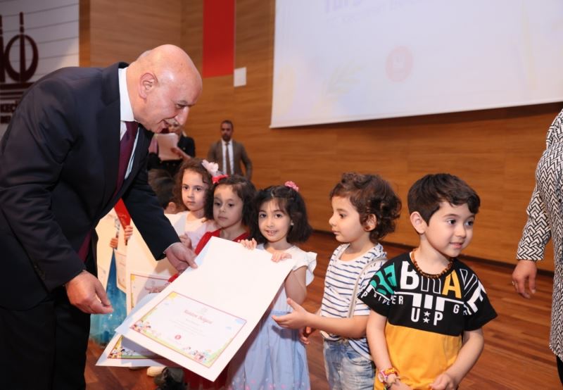 Minik öğrenciler sertifika alarak mezuniyet heyecanını yaşadı