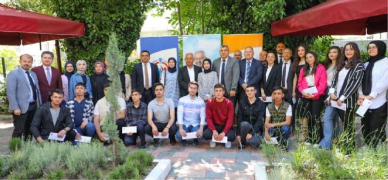 OKUL BİRİNCİLERİNE ZEYBEK BAŞKAN´DAN ÖDÜL