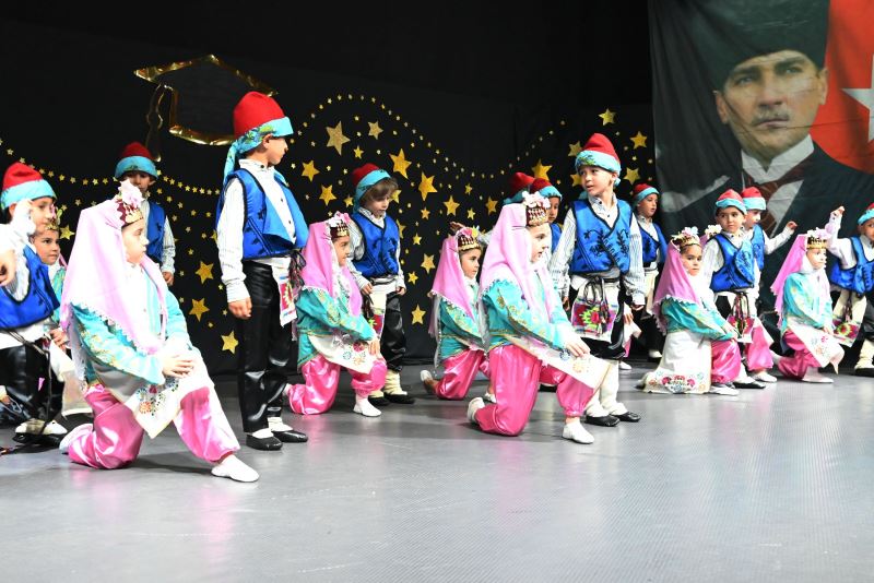 Miniklerden yıl sonu mezuniyet gösterisi
