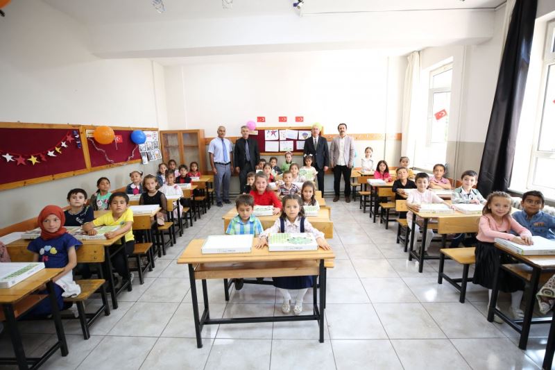 BAŞKAN KAVUŞ, ÖĞRENCİLERİN KARNE HEYECANINA ORTAK OLDU