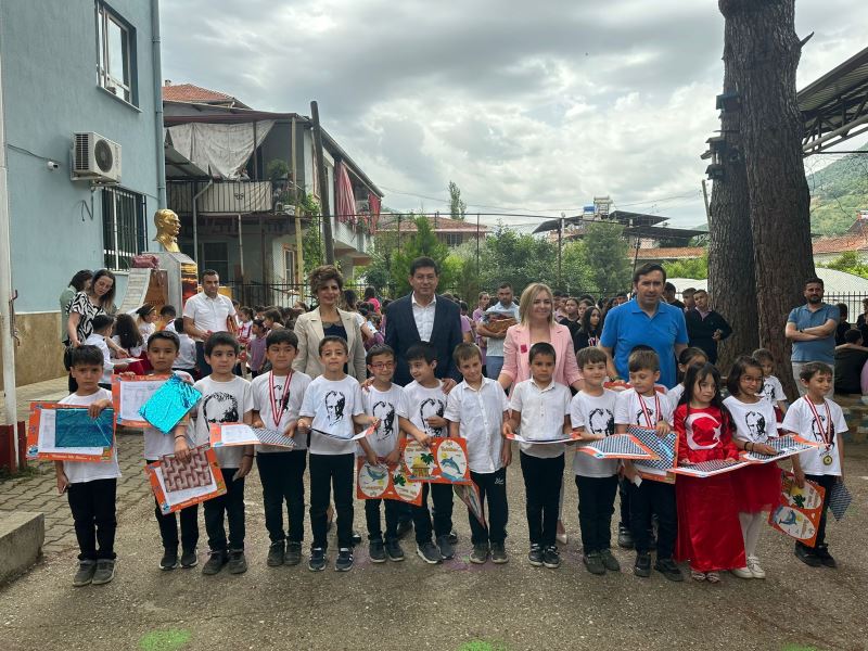 Başkan Özcan miniklerin karne sevincine ortak oldu