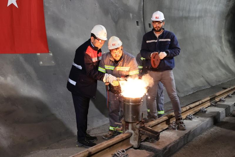 ÜMRANİYE-ATAŞEHİR-GÖZTEPE METRO HATTININ  RAY DÖŞEME İŞLEMLERİ BAŞLADI