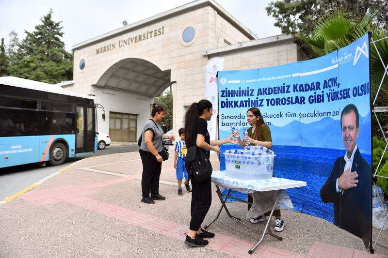 Mersin Büyükşehir, YKS’ye Giren Öğrencilere Ve Ailelerine Su İkramında Bulundu