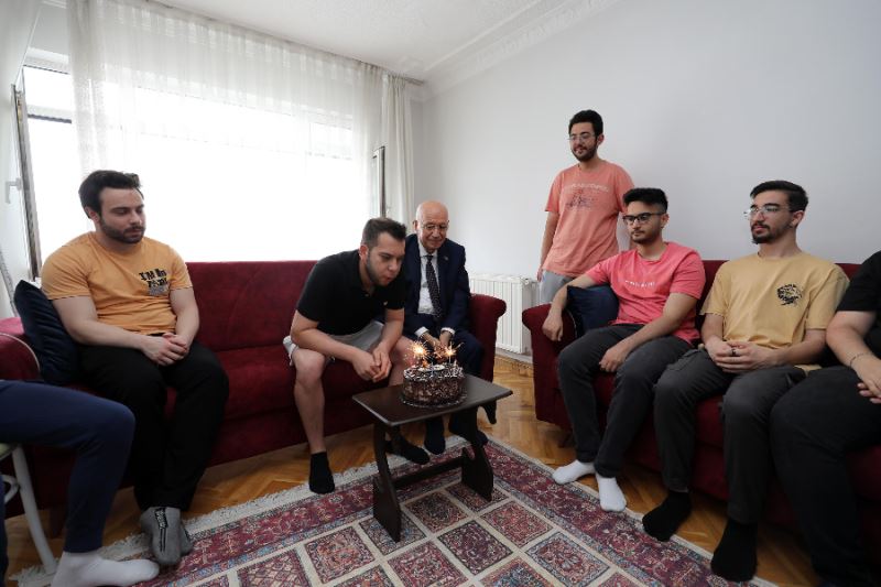 Başkan Yaşar’dan Rasim’e Doğum Günü Sürprizi