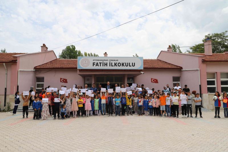 Fatih İlkokulumuzda Karne Dağıtım ve Spor Malzemesi Dağıtım Töreni Düzenlendi