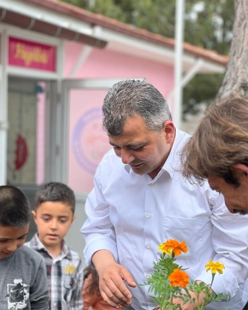 Belediye Başkanımız Serkan Koyuncu Minik Öğrencilerle Birlikte Çiçek Dikti
