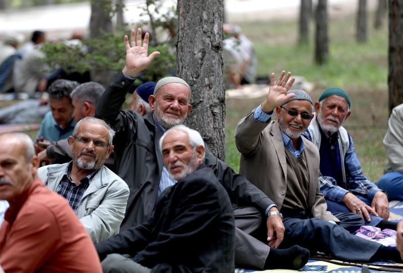 KARATAY BELEDİYESİ, EMEKLİ KONAĞI SAKİNLERİNİ PİKNİKTE BULUŞTURDU