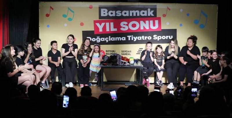 Bayraklılı tiyatrocular ayakta alkışlandı
