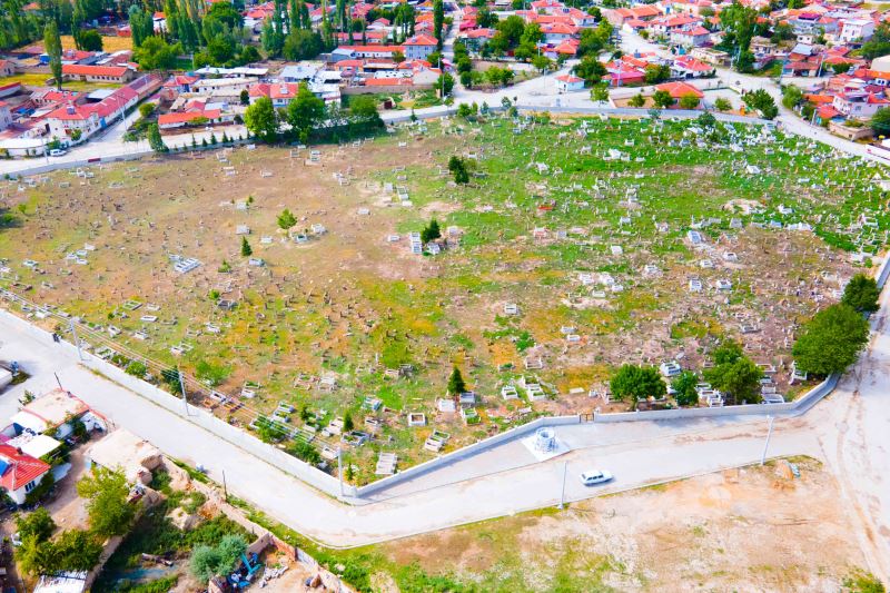 Kurban Bayramı öncesi mezarlıklarımızda yabancı ot temizliği yapan ekiplerimiz temizlik çalışmalarını yoğun bir şekilde sürdürüyorlar
