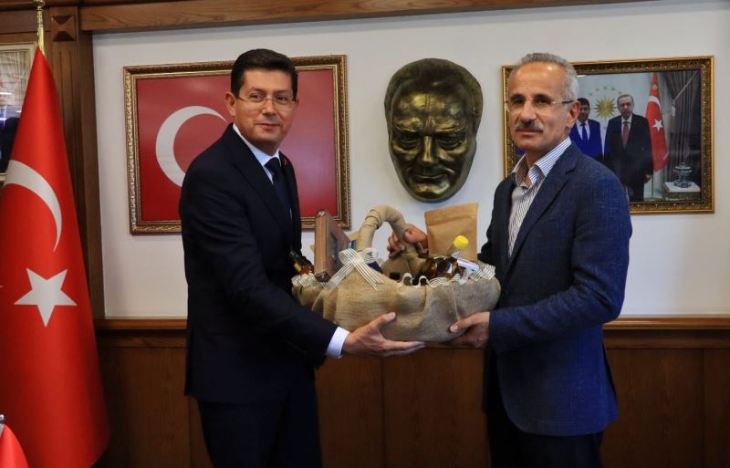 Yeni kabineden Başkan Özcan’a ilk ziyaret      ULAŞTIRMA BAKANI URALOĞLU NAZİLLİ’YE GELDİ