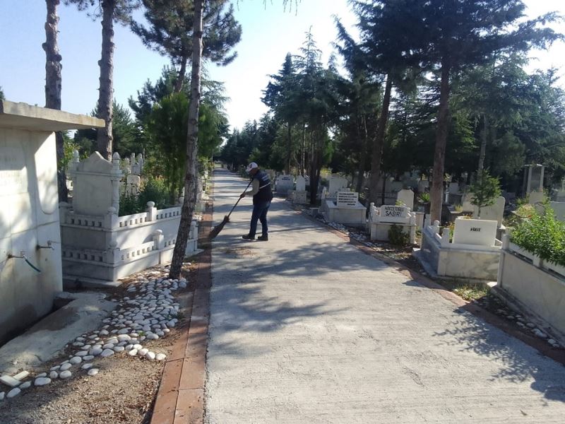 İlçe Kabristanlığı’nda Bayram Temizliği