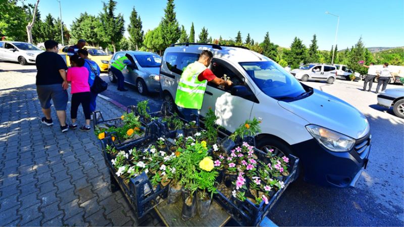İzmir Büyükşehir Belediyesi’nden mezarlıklarda çiçek sürprizi