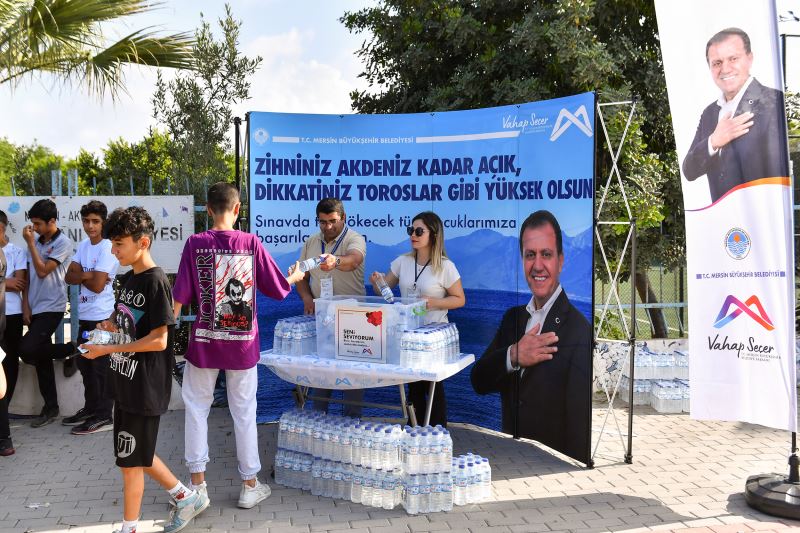Mersin Büyükşehir, LGS’ye Giren Öğrencilere Ve Ailelerine Su İkramında Bulundu