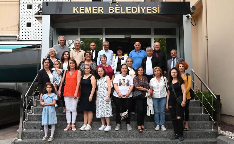 Kemer Belediyesi Gönüllü Halk Korosu’ndan Başkan Topaloğlu’na teşekkür ziyareti