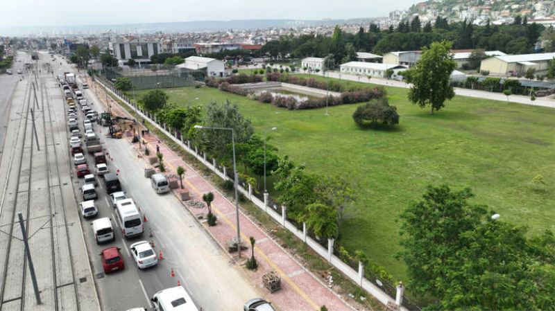 Büyükşehir Sakarya Bulvarı’nda kaldırımları yeniliyor