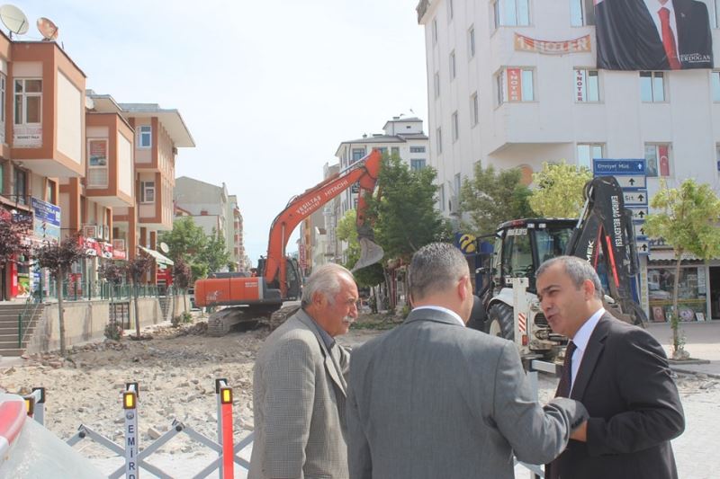 Belediye Başkanımız Serkan Koyuncu İlçemizin En Büyük Caddesinde Yürütülen Çalışmaları İnceledi