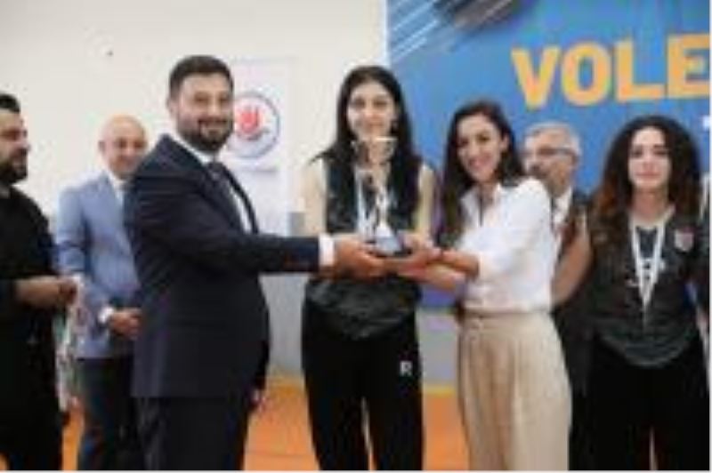 LİSELER ARASI VOLEYBOL TURNUVASINDA DERECEYE GİREN OKULLAR ÖDÜLLENDİRİLDİ