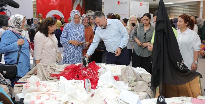 Bayraklılı kadınların el emeği ürünleri göz kamaştırdı
