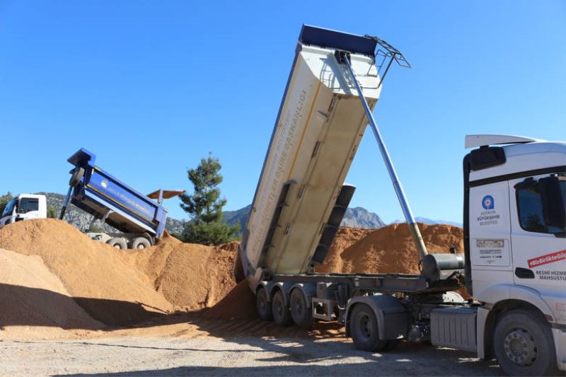 Akseki’de bozulan  yollar onarılıyor