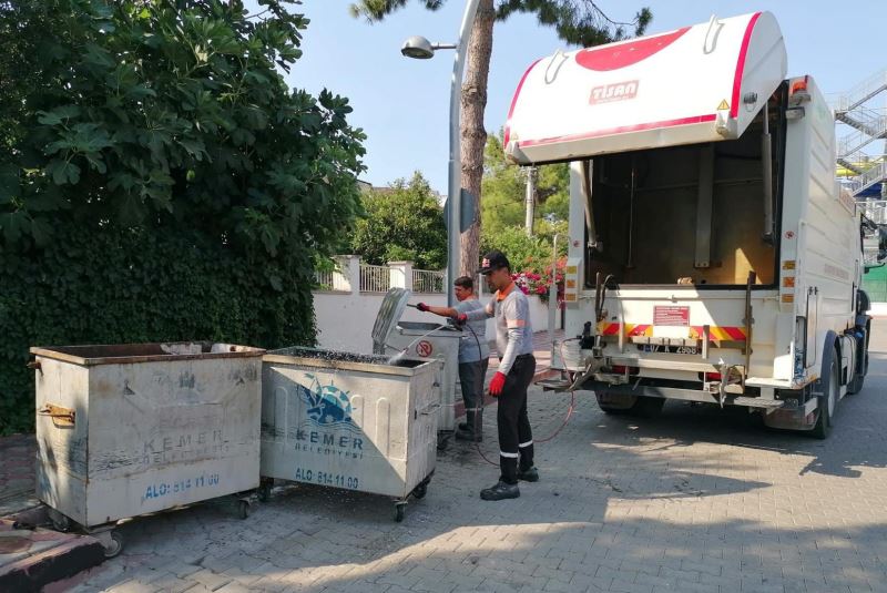 Çöp konteynerleri dezenfekte ediliyor