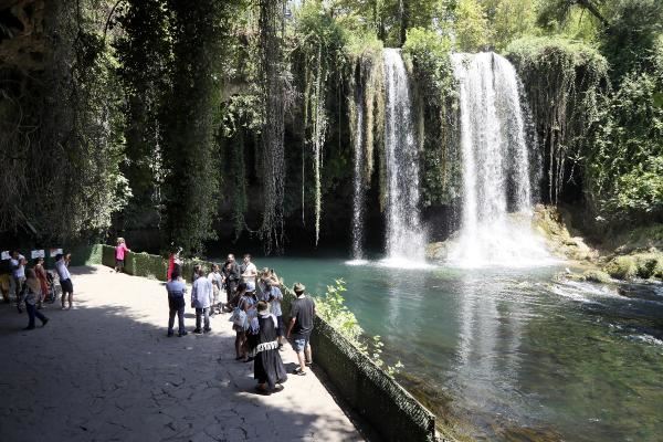 ANTALYA DÜDEN ŞELALESİ’NDE SU SEVİYESİ İYİCE AZALDI