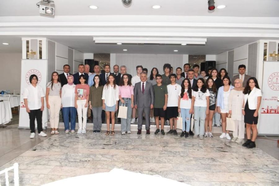 VALİ YAZICI.. LGS’DE TAM PUAN ALAN ÖĞRENCİLERLE BİR ARAYA GELDİ