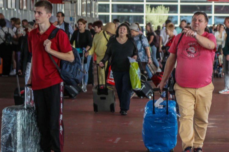 ANTALYA’YA HAVA YOLUYLA GELEN YABANCI TURİST SAYISI 7 MİLYONU GEÇTİ