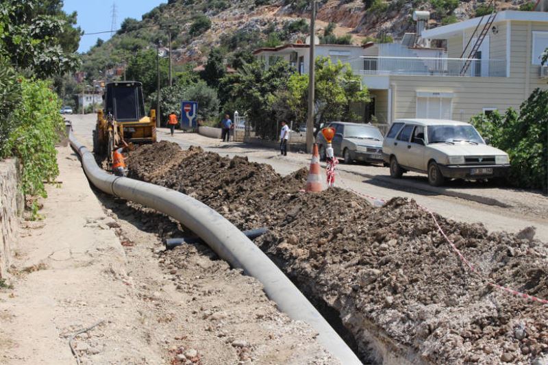 Finike merkezindeki eskiyen  içme suyu boruları yenileniyor