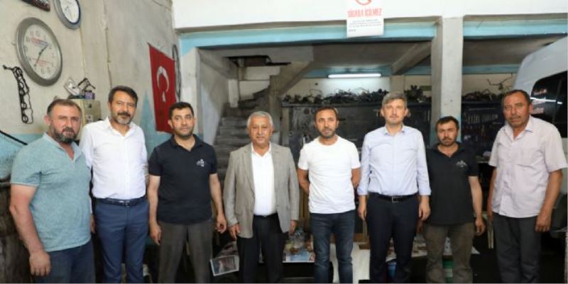 ZEYBEK BAŞKAN SAHADA, ESNAFININ YANINDA