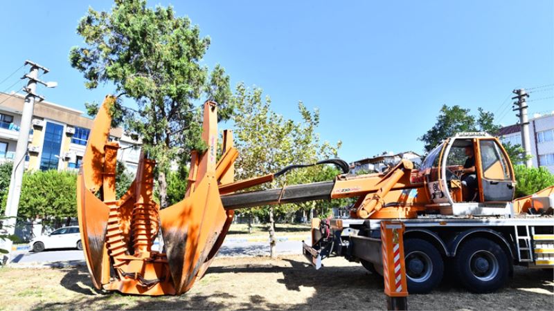 Buca Metrosu’nda istasyon inşaatları öncesinde ağaçlar geçici olarak taşınıyor