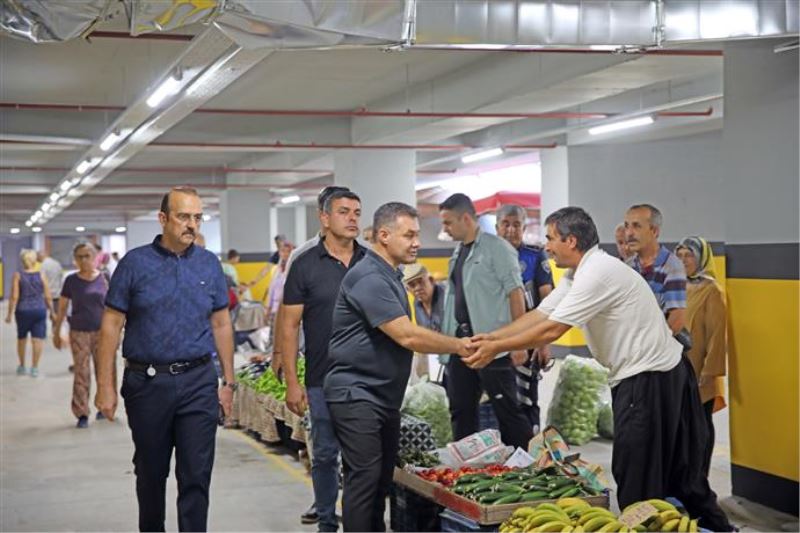 BAŞKAN YÜCEL CUMA PAZARI’NDA ESNAF VE VATANDAŞLARLA BİR ARAYA GELDİ