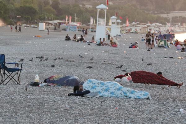 PLAJ PALAS.. KONYAALTI SAHİLİNDE SABAHLIYORLAR