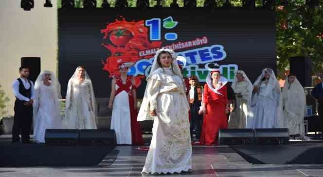 300 YILLIK ELMALI GELİNLİĞİ BÜYÜLEDİ