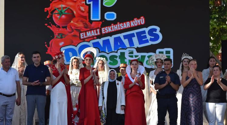 ELMALI ESKİHİSAR DOMATES FESTİVALİ’NDE GÖRKEMLİ BAŞLANGIÇ