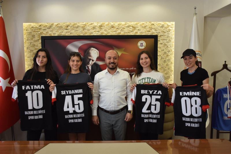 KIZ VOLEYBOL TAKIMI OYUNCULARIMIZIN HEDİYELERİNİ BAŞKANIMIZ VERDİ