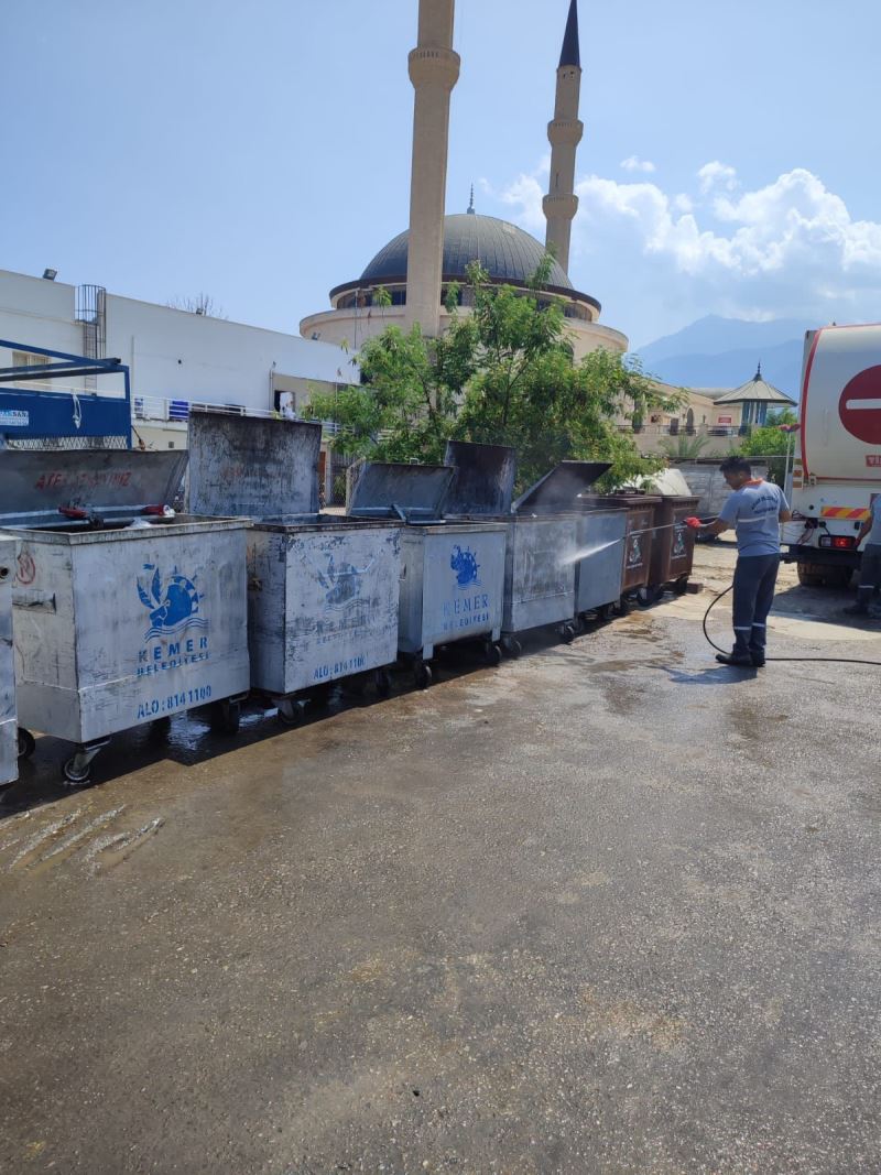 Kemer’deki çöp konteynerleri dezenfekte edildi