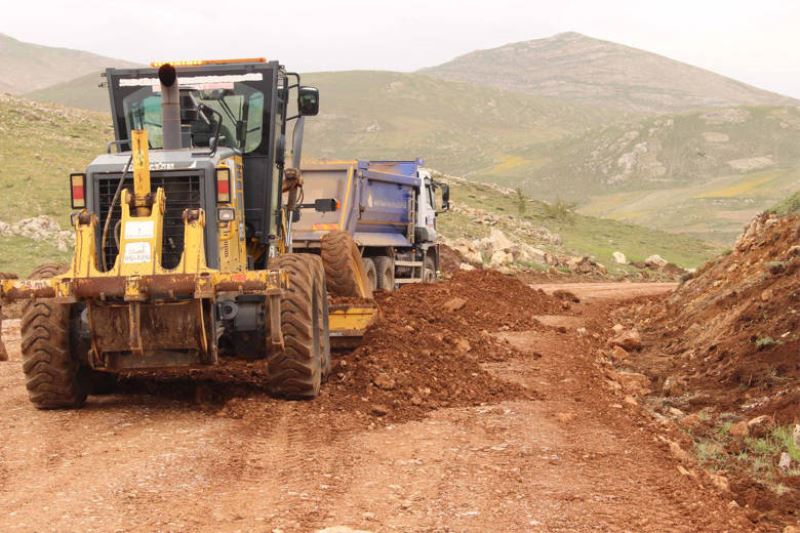 Büyükşehir’den Elmalı’da yol çalışması