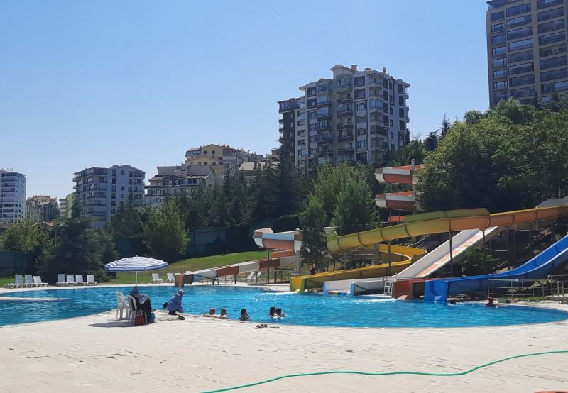 Özel bireyler aqua parkta serinlediler