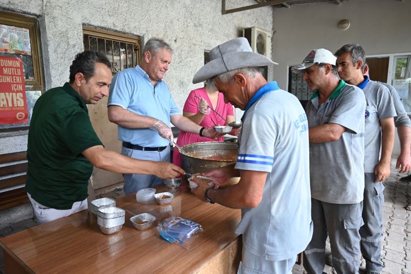 Kemer Belediye personeline aşure ikramı