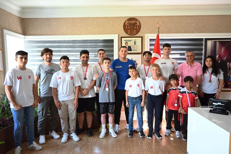 Kemer Belediyesi Kick Boks takımından Başkan Topaloğlu’na ziyaret