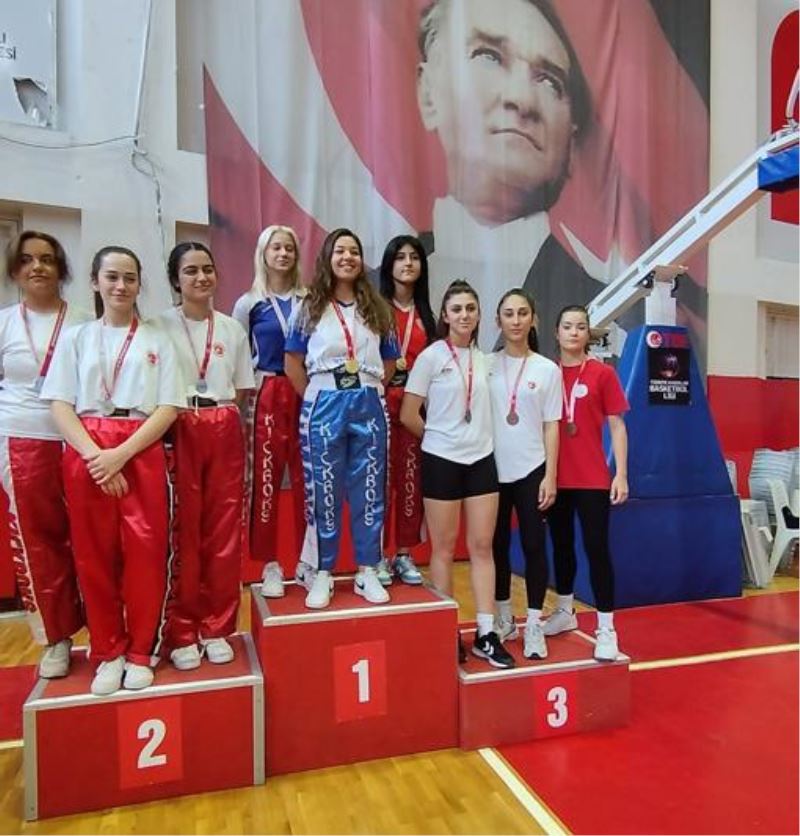 Bayraklılı sporculardan Kick Boks başarısı