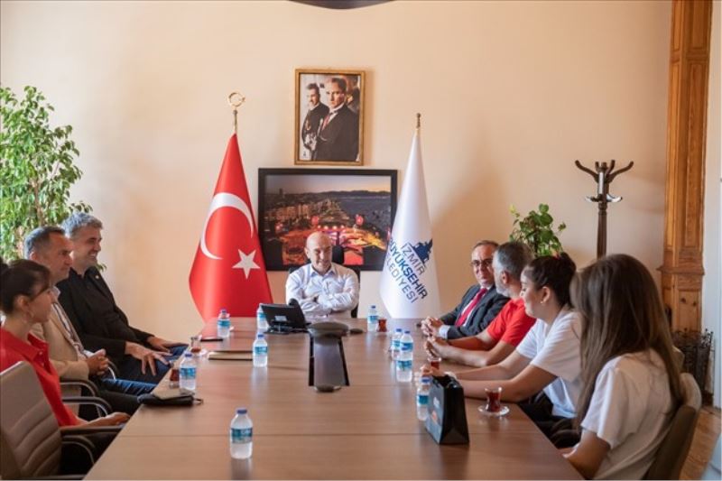 Milli takım oyuncularından Başkan Soyer’e kupa sözü