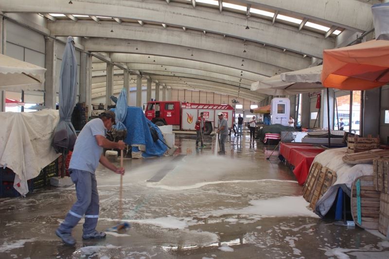 Kapalı Pazar Alanı Yıkanarak Temizlendi