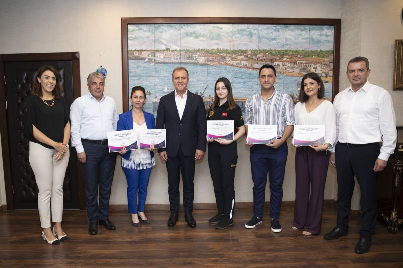Başkan Seçer’den Başarılı Proje Sunan Personele Teşekkür Belgesi