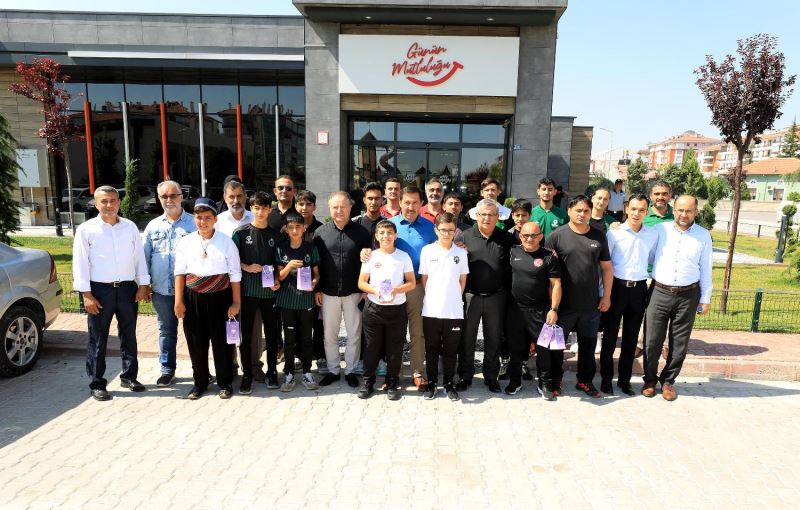 BAŞKAN HASAN KILCA, KARATAY’IN BAŞARILI SPORCULARIYLA BULUŞTU